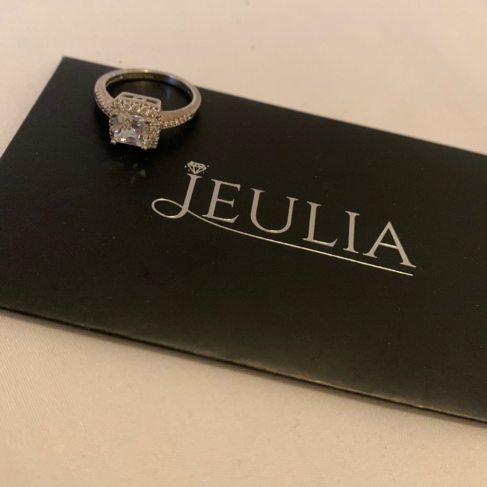 Size 8 ring from Jeulia.